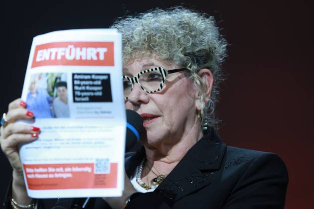 Frankfurt Main, Hessen, Deutschland, 21.10.2023: Frankfurter Buchmesse 2023: Die israelische Schriftstellerin Lizzie Doron hält ein Flugblatt mit der Aufschrift Entführt hoch, das auf Amiram Kooper und Nurit Kooper hinweist, die vermutlich von der Hamas als Geiseln aus Israel in den Gazastreifen verschleppt wurden. Copyright: xdtsxNachrichtenagenturx dts_24689