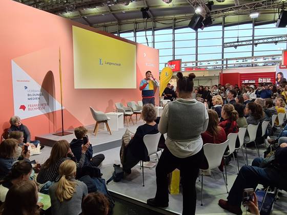 Frankfurt Main, Hessen, Deutschland, 22.10.2023: Frankfurter Buchmesse 2023: Verkündung von Jugendwort des Jahres Goofy am Stand des Langenscheidt-Verlag Copyright: xdtsxNachrichtenagenturx dts_24728