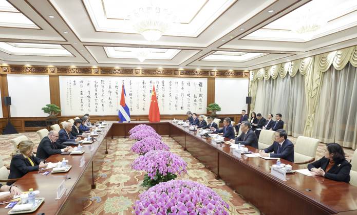 (231023) -- BEIJING, Oct. 23, 2023 -- Chinese Vice Premier He Lifeng, also a member of the Political Bureau of the Communist Party of China Central Committee, holds talks with Ricardo Cabrisas Ruiz, Deputy Prime Minister and Minister of Foreign Trade and Investment of Cuba, at the Diaoyutai State Guesthouse in Beijing, capital of China, Oct. 23, 2023. ) CHINA-BEIJING-HE LIFENG-CUBA-RICARDO CABRISAS RUIZ-TALKS (CN) DingxHaitao