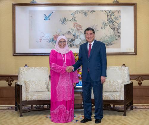 (231024) -- BEIJING, Oct. 24, 2023 -- Chinese Vice Premier He Lifeng, also a member of the Political Bureau of the Communist Party of China Central Committee, meets with Maimunah Mohd Sharif, UN under-secretary-general and the executive director of the UN Human Settlements Program (UN-Habitat), in Beijing, capital of China, Oct. 24, 2023. ) CHINA-BEIJING-HE LIFENG-UN-MEETING (CN) ZhaixJianlan