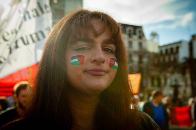 October 25, 2023, Buenos Aires, Buenos Aires, Argentina: Social organizations stand in front of the Israeli embassy in Buenos Aires during a protest in support of Palestinians in Gaza, amid the conflict between Israel and Hamas. The protesters were demanding Israel to stop the bombing against Gaza and to allow humanitarian aid. Buenos Aires Argentina - ZUMA in 20231025_int_a188_007 Copyright: xPaulaxAcunzox
