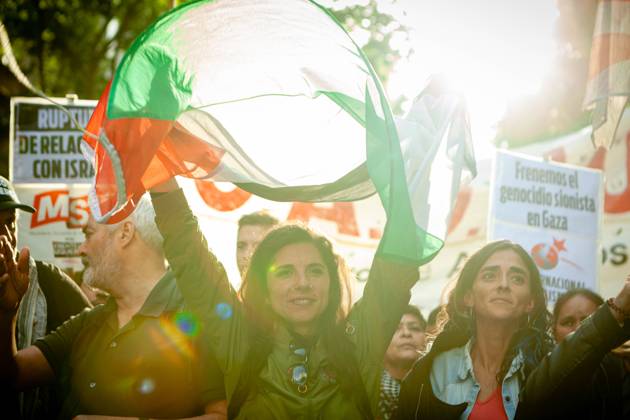 October 25, 2023, Buenos Aires, Buenos Aires, Argentina: Social organizations stand in front of the Israeli embassy in Buenos Aires during a protest in support of Palestinians in Gaza, amid the conflict between Israel and Hamas. The protesters were demanding Israel to stop the bombing against Gaza and to allow humanitarian aid. Buenos Aires Argentina - ZUMA in 20231025_int_a188_013 Copyright: xPaulaxAcunzox