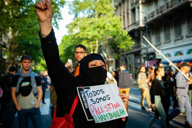 October 25, 2023, Buenos Aires, Buenos Aires, Argentina: Social organizations stand in front of the Israeli embassy in Buenos Aires during a protest in support of Palestinians in Gaza, amid the conflict between Israel and Hamas. The protesters were demanding Israel to stop the bombing against Gaza and to allow humanitarian aid. Buenos Aires Argentina - ZUMA in 20231025_int_a188_020 Copyright: xPaulaxAcunzox