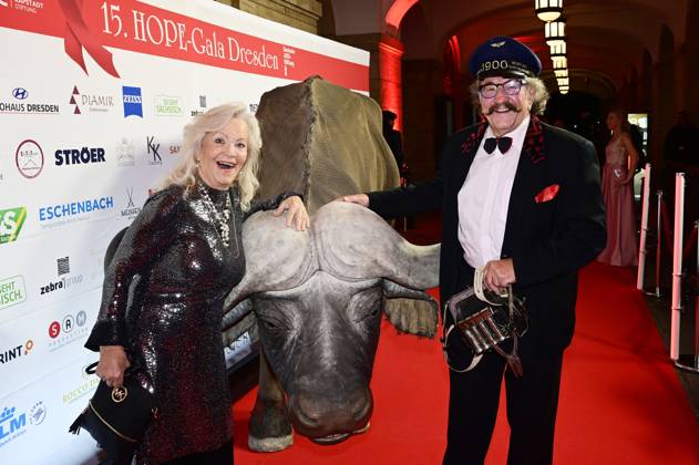 Dorit Gäbler mit Ehemann Karl-Heinz Bellmann bei der 15. Hope Gala 2023 im Schauspielhaus. Dresden, 28.10.2023