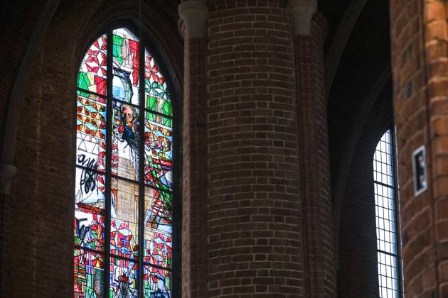 Nach siebenjaehriger Bau- und Planungszeit ist am Dienstag (31.10.2023) in der evangelischen Marktkirche in Hannover das umstrittene Reformationsfenster (Foto) des Kuenstlers Markus Luepertz eingeweiht worden. Das Kunstwerk bringe Irritationen mit sich und ermoegliche so einen anderen Blick auf Martin Luther , sagte der hannoversche Landesbischof Ralf Meister im Einweihungsgottesdienst am Reformationstag vor rund 800 Besuchern: Wir sehen einen getriebenen, von Selbstzweifeln geplagten Menschen, innerlich zerrissen. Das rege dazu an, ueber das eigene Leben und die eigene Existenz nachzudenken. Unter den Besucherinnen und Besuchern des Festaktes war neben dem Kuenstler Luepertz auch Altbundeskanzler Gerhard Schroeder (SPD), der das Kunstwe Copyright: epd-bild JensxSchulze FUHB8835