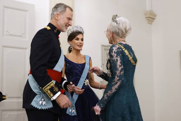 Spain s King Felipe VI (L) and Queen Letizia (C) are greeted by Queen Margrethe II (R) of Denmark upon arrival to the gala dinner in the framework of Spain s King Felipe VI and Queen Letizia s visit, in Copenhagen, Denmark, 06 november 2023. Spain s King Felipe VI and Queen Letizia are on a three-day visit to the country. Spain s King Felipe VI and Queen Letizia visit Copenhagen !ACHTUNG: NUR REDAKTIONELLE NUTZUNG!  Copyright: xJUANJOxMARTINx(es-ES)x GRAF858 20231106-55012251436_1