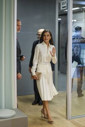 Spain s King Felipe VI (L) and Queen Letizia (c) arrive to the Danish Architecture Center (DAC) in Copenhaguen, Denmark, 08 November 2023, on the last day of their visit to Denmark. Spanish Royal couple visit Denmark !ACHTUNG: NUR REDAKTIONELLE NUTZUNG!  Copyright: xJUANJOxMARTINx(es-ES)x GRAF2102 20231108-55012264274_1