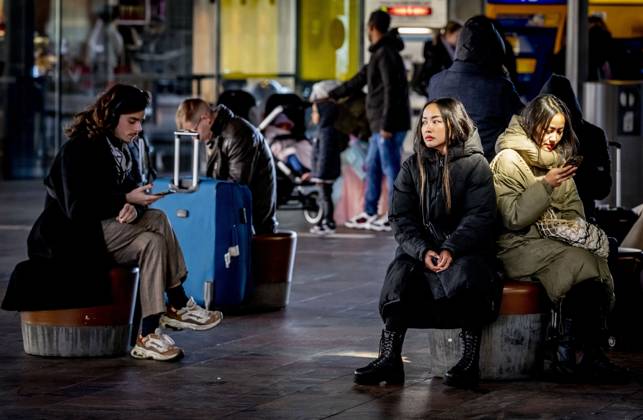 ROTTERDAM - Travelers at Rotterdam Central Station. On the weekends of Black Friday and Sinterklaas, there is no train traffic around Rotterdam Central Station due to planned work. Free public transport is offered, so visitors do not come to the center by car. ANP ROBIN UTRECHT netherlands out - belgium out Copyright: xx x484656579x originalFilename: 484656579