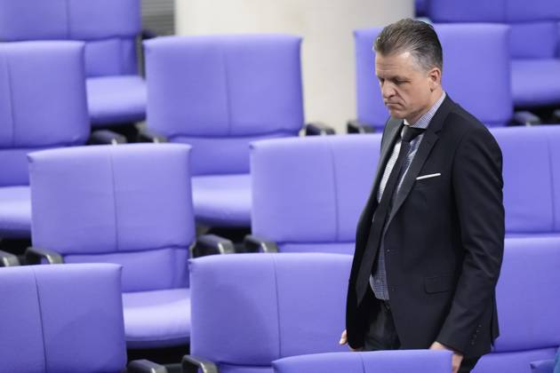 Deutscher Bundestag, 145. Plenarsitzung Thorsten Frei (CDU) nachdenklich auf seinem Weg durch das Plenum bei der 145. Sitzung des Deutschen Bundestag in Berlin, 15.12.2023