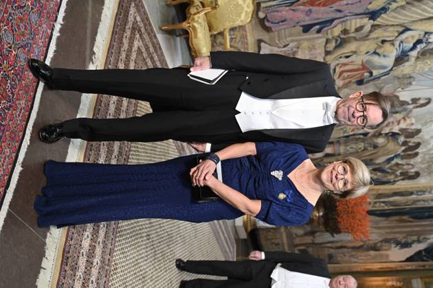 STOCKHOLM, SVERIGE 20231211 Steve-Sem Sandberg och Ingrid Carlberg, bada ledamöter Svenska Akademien, vid ankomsten till kungens middag för Nobelpristagarna pa det kungliga slottet pa mandagskvällen. STOCKHOLM SVERIGE xKodx10030x Copyright: xJonasxEkströmer TTx KUNG CARL GUSTAFS NOBELMIDDAG zxWoAdr9QTw