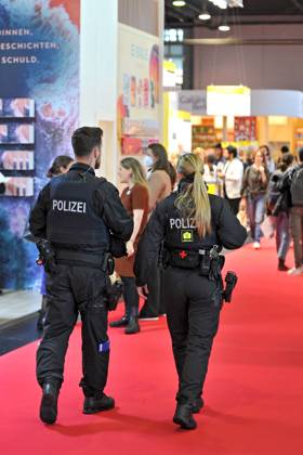 Frankfurter Buchmesse 2023. Polizeipräsenz am 18.10.2023 auf der Frankfurter Buchmesse. 20231018MWI105141