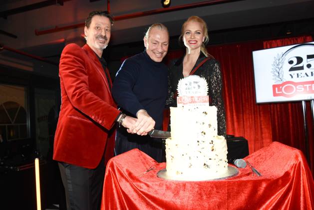 Klaus Rader und Friedemann Findeis L. Osteria Mitbegruender Franziska Knuppe Top Model Muenchen 16.01.2024 L,Osteria Pizza e Pasta 25 Years Feier Schwanthalerstrsse 111, Muenchen