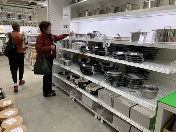 September 27, 2023, San Francisco, California, USA: Shoppers in the newly opened IKEA store on Market Street in San Francisco California is shown on Wednesday, September 27, 2023. The city of San Francisco has come under a lot of attack for how it is handling the homeless, drug and retail fallout in Downtown San Francisco. San Francisco USA - ZUMAm117 20230927_zaf_m117_047 Copyright: xDavidxG.xMcIntyrex