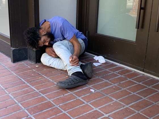 September 28, 2023, San Francisco, California, USA: A homeless man sleeps in a doorway in San Francisco, California on Thursday, September 28, 2023. Ramos was once homeless herself, with her two kids and her husband. The city of San Francisco has come under a lot of attack for how it is handling the homeless, drug and retail fallout in Downtown San Francisco. San Francisco USA - ZUMAm117 20230928_zaf_m117_035 Copyright: xDavidxG.xMcIntyrex