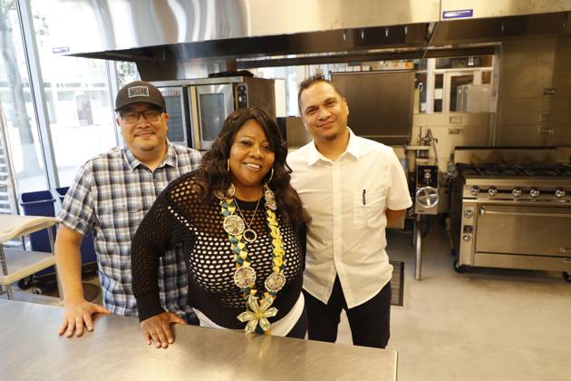 September 28, 2023, San Francisco, California, USA: Joyce Hicks (center), graduate student and resident; shown with Jason Pruett (left), Director, and Chef Johnny Leiva, Chef Training instructor, of the Chef training program run by Episcopal Community Services in San Francisco, California on Thursday, September 28, 2023. The city of San Francisco has come under a lot of attack for how it is handling the homeless, drug and retail fallout in Downtown San Francisco. San Francisco USA - ZUMAm117 20230928_zaf_m117_040 Copyright: xDavidxG.xMcIntyrex