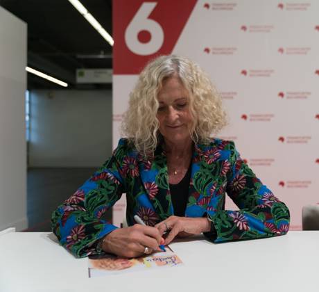 FRANKFURT AM MAIN, Germany - October 20 2023: Susanne Fröhlich auf der 75. Frankfurter Buchmesse FRANKFURT AM MAIN, Germany - October 20 2023: Susanne Fröhlich (*1962, German author and journalist) signiert für fans auf der 75. Frankfurter Buchmesse Copyright: xZoonar.com MarkusxWissmannx 20943906