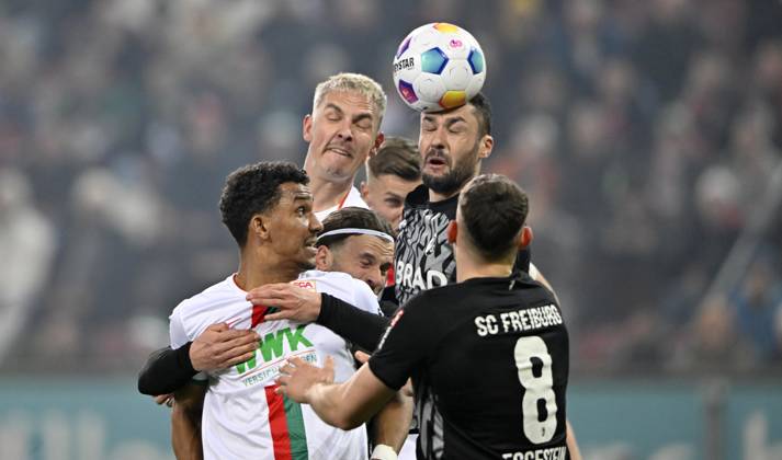 Strafraumszene, Torraumszene Kopfballduell Zweikampf Aktion Manuel Gulde SC Freiburg SCF (05) Maximilian Eggestein SC Freiburg SCF (08) Lucas Höler SC Freiburg SCF (09) Felix Uduokhai FC Augsburg FCA (19) Niklas Dorsch FC Augsburg FCA (30) WWK Arena, Augsburg, Bayern, Deutschland, Europa Copyright: imageBROKER/MichaelxWeber iblimw10275885