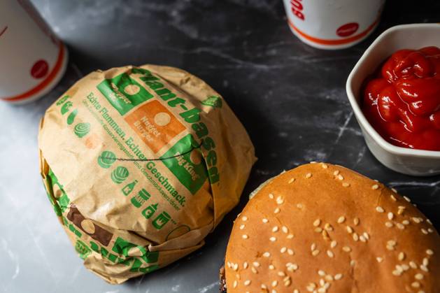 Plant-Based Hamburger von der Fastfood Kette Burger King. Fleischersatz für vegane Ernährung