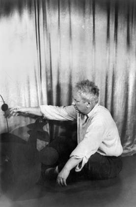 ALEXANDER CALDER (1898-1976). American sculptor. Photographed by Carl Van Vechten, 1947.  Copyright: xGRANGERx xGRANGERx 0124753