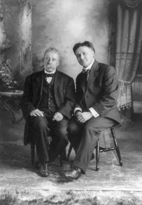 HOUDINI & DAVENPORT, c1910. American magician Harry Houdini (left) with American spiritualist medium Ira Davenport. Photograph, c1910.  Copyright: xGRANGERx xGRANGERx 0651400