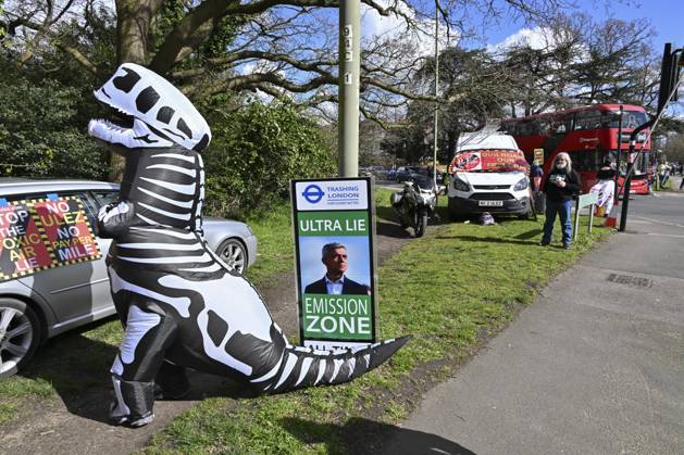 Protesters during a protest against the Ultra Low Emission Zone at the Chislehurst War Memorial in Chislehurst, London. ULEZ cameras in Chislehurst and other nearby areas have been vandalised in previous months.  Copyright: xAlanxStanfordx