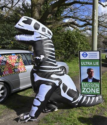 Protesters during a protest against the Ultra Low Emission Zone at the Chislehurst War Memorial in Chislehurst, London. ULEZ cameras in Chislehurst and other nearby areas have been vandalised in previous months.  Copyright: xAlanxStanfordx