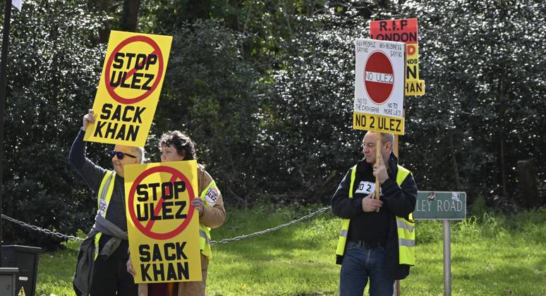 Protesters during a protest against the Ultra Low Emission Zone at the Chislehurst War Memorial in Chislehurst, London. ULEZ cameras in Chislehurst and other nearby areas have been vandalised in previous months.  Copyright: xAlanxStanfordx