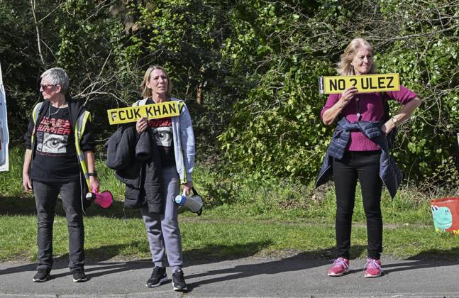 Protesters during a protest against the Ultra Low Emission Zone at the Chislehurst War Memorial in Chislehurst, London. ULEZ cameras in Chislehurst and other nearby areas have been vandalised in previous months.  Copyright: xAlanxStanfordx