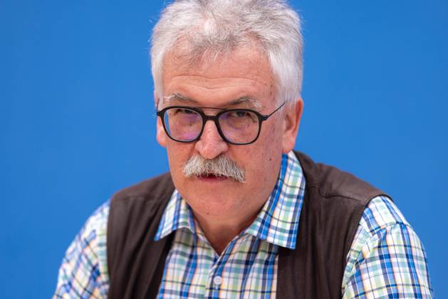 Warum Deutschland eine Politik zur Wiederherstellung der Natur braucht Deutschland, Berlin am 19.04.2024: * Prof. Josef Settele, Ratsmitglied vom Sachverständigenrat für Umweltfragen (SRU), Fachgebiet Biodiversität bei der Stellungnahme der Bundesministerin für Umwelt, Naturschutz, nukleare Sicherheit und Verbraucherschutz Steffi Lemke (Bündnis 90 Die Grünen) im Bundespressekonferenz.
