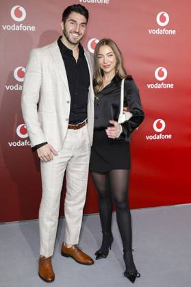 Dennis Gries und Katja Geretschuchin bei der Vodafone Night of Entertainment in Paradise Now. Düsseldorf, 25.04.2024