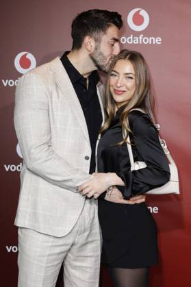Dennis Gries und Katja Geretschuchin bei der Vodafone Night of Entertainment in Paradise Now. Düsseldorf, 25.04.2024