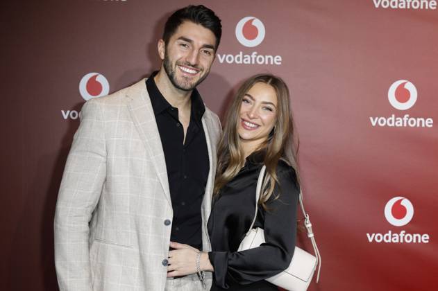 Dennis Gries und Katja Geretschuchin bei der Vodafone Night of Entertainment in Paradise Now. Düsseldorf, 25.04.2024