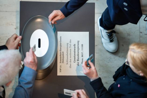 Deutscher Bundestag, 167. Plenarsitzung Themenbild Namentlichen Abstimmung in der Westlobby zum Erneuerbare-Energien-Gesetz (Solarpaket) bei der 167. Sitzung des Deutschen Bundestag in Berlin, 26.04.2024 Berlin Berlin Deutschland