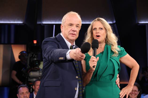 Hubertus Meyer-Burckhardt und Barbara Schöneberger moderieren die NDR Talk Show, Fototermin im Fernsehstudio Hamburg Lokstedt am 21.6.2024