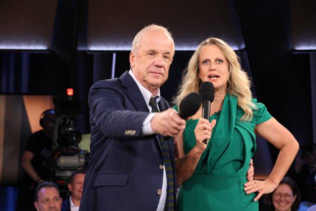 Hubertus Meyer-Burckhardt und Barbara Schöneberger moderieren die NDR Talk Show, Fototermin im Fernsehstudio Hamburg Lokstedt am 21.6.2024