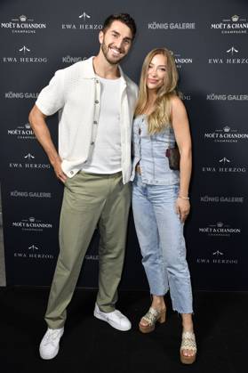 Dennis Gries und Katja Geretschuchin bei der Ewa Herzog Fashion Show auf der Berlin Fashion Week S S 2025 in der König Galerie. Berlin, 02.07.2024