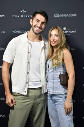 Dennis Gries und Katja Geretschuchin bei der Ewa Herzog Fashion Show auf der Berlin Fashion Week S S 2025 in der König Galerie. Berlin, 02.07.2024