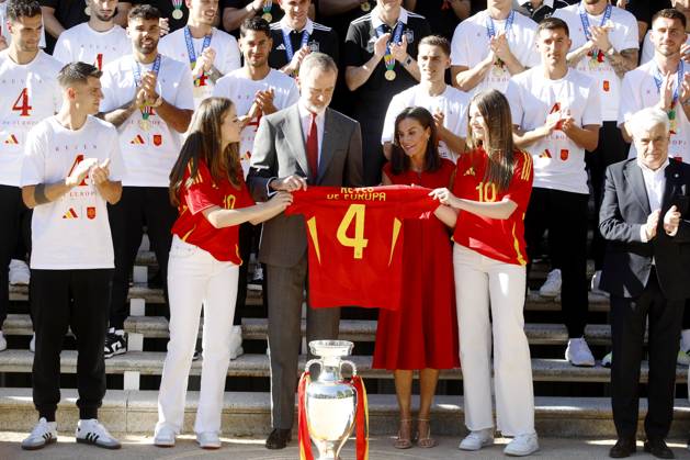 15-07-2024 Madrid Princess Leonor and Princess Sofia and Queen Letizia and King Felipe with the trophy during the reception of Spains national soccer team held at Zarzuela palace in Madrid. Spain defeated England by 2-1 in the final of the 2024 European Championship in Germany No Spain  Copyright: xPPEx
