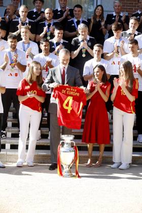 15-07-2024 Madrid Princess Leonor and Princess Sofia and Queen Letizia and King Felipe with the trophy during the reception of Spains national soccer team held at Zarzuela palace in Madrid. Spain defeated England by 2-1 in the final of the 2024 European Championship in Germany No Spain  Copyright: xPPEx