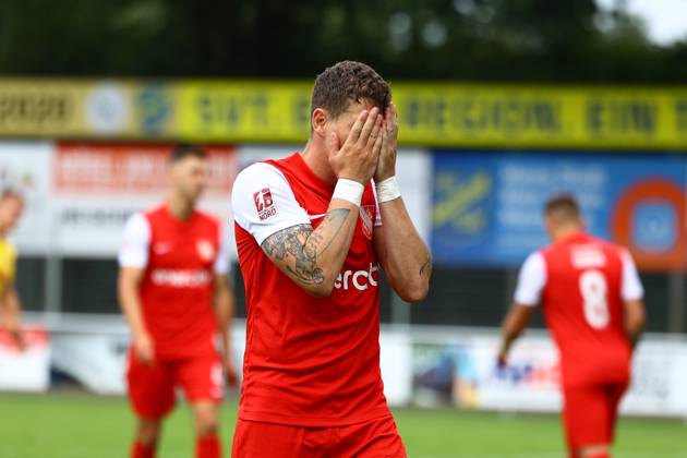 Fußball I Herren I Saison 2024 25 I Regionalliga Nord I 2.Spieltag I SV Todesfelde - TSV Havelse I 04.08.2024 Florian Riedel (39, TSV Havelse) mit Hände vorm Gesicht Todesfelde Joda Sportpark Schleswig-Holstein Deutschland Copyright: xLobeca RHx