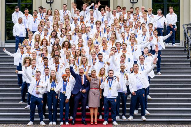 Den Haag, The Netherlands, 2024-08-13 15:25:15 THE HAGUE, 13-08-2024, Huis ten Bosch PalaceKing Willem Alexander and Queen Maxima receive the Dutch medal winners of the 2024 Summer Olympics in Paris at Huis ten Bosch PalacePHOTO: NLBeeld Patrick van EmstIn the photo: King Willem Alexander and Queen Maxima with Pieter van den Hoogenband, Harrie Lavreysen, Marit Bouwmeester, Sifan Hassan, Sharon van Rouwendaal, Worthy de Jong and Femke Bol Credit: NL Beeld Patrick van Emst
