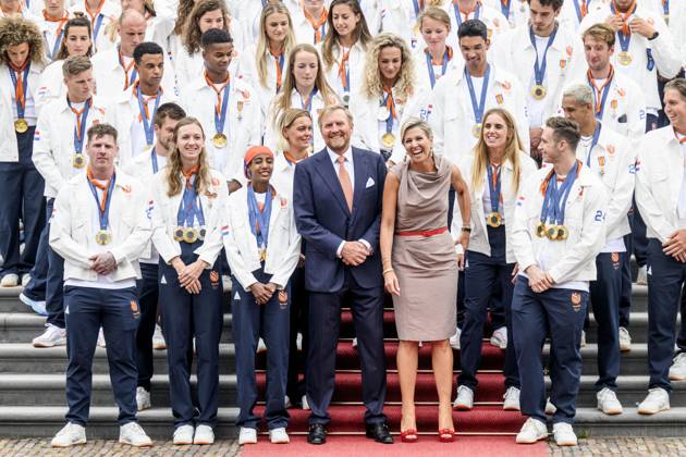 Den Haag, The Netherlands, 2024-08-13 15:26:16 THE HAGUE, 13-08-2024, Huis ten Bosch PalaceKing Willem Alexander and Queen Maxima receive the Dutch medal winners of the 2024 Summer Olympics in Paris at Huis ten Bosch PalacePHOTO: NLBeeld Patrick van EmstIn the photo: King Willem Alexander and Queen Maxima with Pieter van den Hoogenband, Harrie Lavreysen, Marit Bouwmeester, Sifan Hassan, Sharon van Rouwendaal, Worthy de Jong and Femke Bol Credit: NL Beeld Patrick van Emst