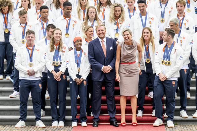 Den Haag, The Netherlands, 2024-08-13 15:26:16 THE HAGUE, 13-08-2024, Huis ten Bosch PalaceKing Willem Alexander and Queen Maxima receive the Dutch medal winners of the 2024 Summer Olympics in Paris at Huis ten Bosch PalacePHOTO: NLBeeld Patrick van EmstIn the photo: King Willem Alexander and Queen Maxima with Pieter van den Hoogenband, Harrie Lavreysen, Marit Bouwmeester, Sifan Hassan, Sharon van Rouwendaal, Worthy de Jong and Femke Bol Credit: NL Beeld Patrick van Emst