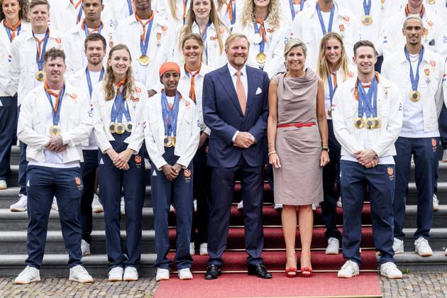 Den Haag, The Netherlands, 2024-08-13 15:26:41 THE HAGUE, 13-08-2024, Huis ten Bosch PalaceKing Willem Alexander and Queen Maxima receive the Dutch medal winners of the 2024 Summer Olympics in Paris at Huis ten Bosch PalacePHOTO: NLBeeld Patrick van EmstIn the photo: King Willem Alexander and Queen Maxima with Pieter van den Hoogenband, Harrie Lavreysen, Marit Bouwmeester, Sifan Hassan, Sharon van Rouwendaal, Worthy de Jong and Femke Bol Credit: NL Beeld Patrick van Emst