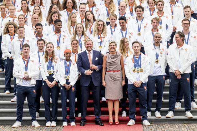 Den Haag, The Netherlands, 2024-08-13 15:26:59 THE HAGUE, 13-08-2024, Huis ten Bosch PalaceKing Willem Alexander and Queen Maxima receive the Dutch medal winners of the 2024 Summer Olympics in Paris at Huis ten Bosch PalacePHOTO: NLBeeld Patrick van EmstIn the photo: King Willem Alexander and Queen Maxima with Pieter van den Hoogenband, Harrie Lavreysen, Marit Bouwmeester, Sifan Hassan, Sharon van Rouwendaal, Worthy de Jong and Femke Bol Credit: NL Beeld Patrick van Emst