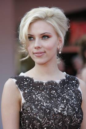 Scarlett Johansson bei der Premiere des Kinofilms A Love Song for Bobby Long Lovesong für Bobby Long auf der Biennale di Venezia 2004 61. Internationale Filmfestspiele von Venedig im Palazzo del Cinema. Venedig, 02.09.2004