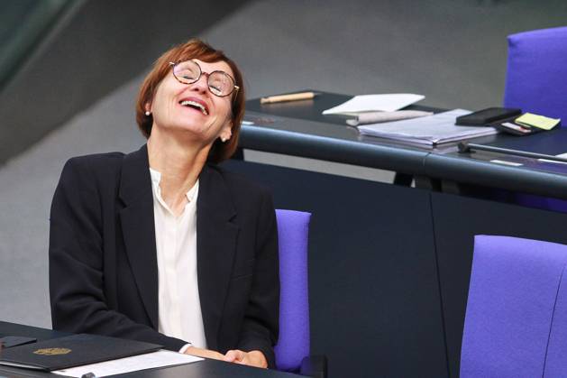 News Bilder des Tages Berlin, Deutschland, 12.09.2024: Deutscher Bundestag: 185. Bundestagssitzung - Haushaltswoche: Bundesministerin für Bildung und Forschung Bettina Stark-Watzinger (FDP) hat Spaß auf der Regierungsbank Copyright: xdtsxNachrichtenagenturx dts_45928
