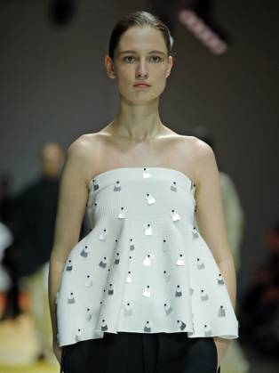 PFW - CFCL Runway A model walks the runway during the CFCL Womenswear Spring-Summer 2025 show as part of Paris Fashion Week on September 23, 2024 in Paris, France. Photo by Alain-Gil Gonzalez ABACAPRESS.COM Paris France Copyright: xGonzalezxAlain-Gil ABACAx