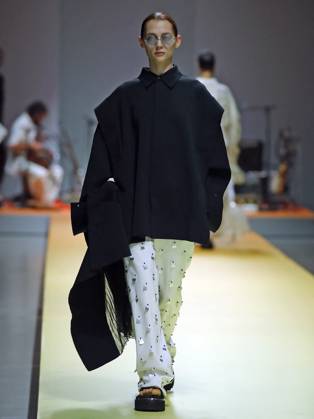 PFW - CFCL Runway A model walks the runway during the CFCL Womenswear Spring-Summer 2025 show as part of Paris Fashion Week on September 23, 2024 in Paris, France. Photo by Alain-Gil Gonzalez ABACAPRESS.COM Paris France Copyright: xGonzalezxAlain-Gil ABACAx