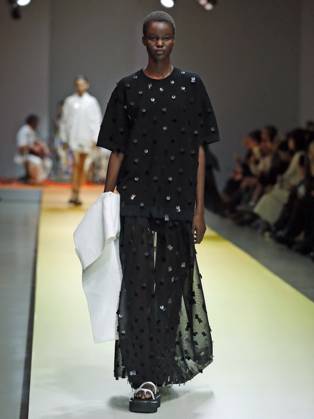 PFW - CFCL Runway A model walks the runway during the CFCL Womenswear Spring-Summer 2025 show as part of Paris Fashion Week on September 23, 2024 in Paris, France. Photo by Alain-Gil Gonzalez ABACAPRESS.COM Paris France Copyright: xGonzalezxAlain-Gil ABACAx